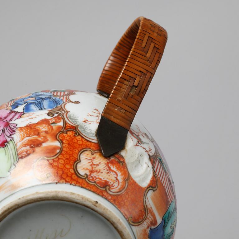 A CHINESE PORCELAIN TEA POT WITH LID 18TH CENTURY.