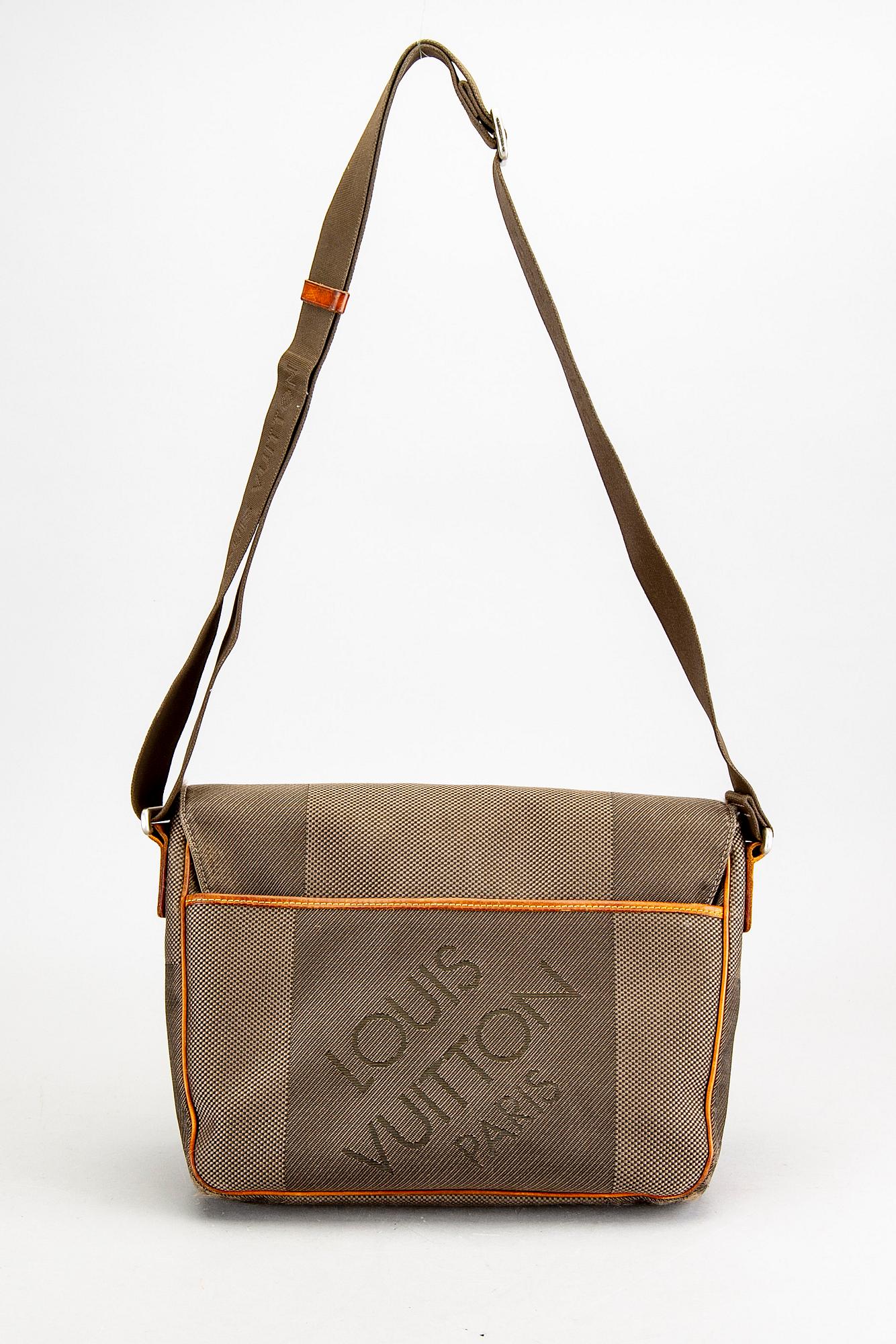 Louis Vuitton "Mesaju", axelväska.