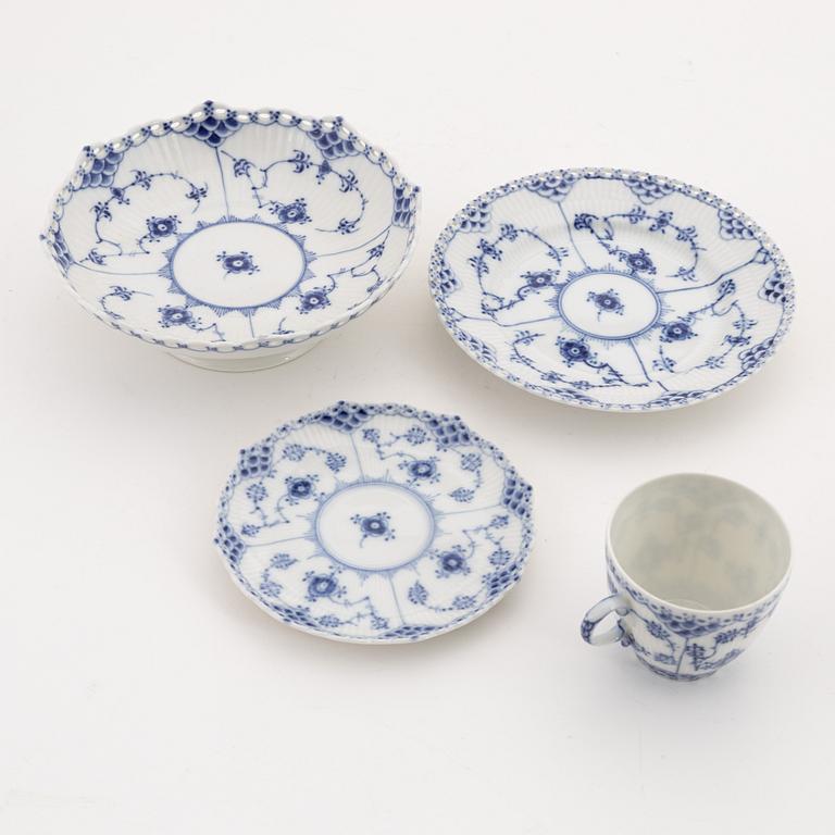 Royal Copenhagen, kaffeservis, 13 delar, porslin, "Musselmalet",  helblond och halvblond.
