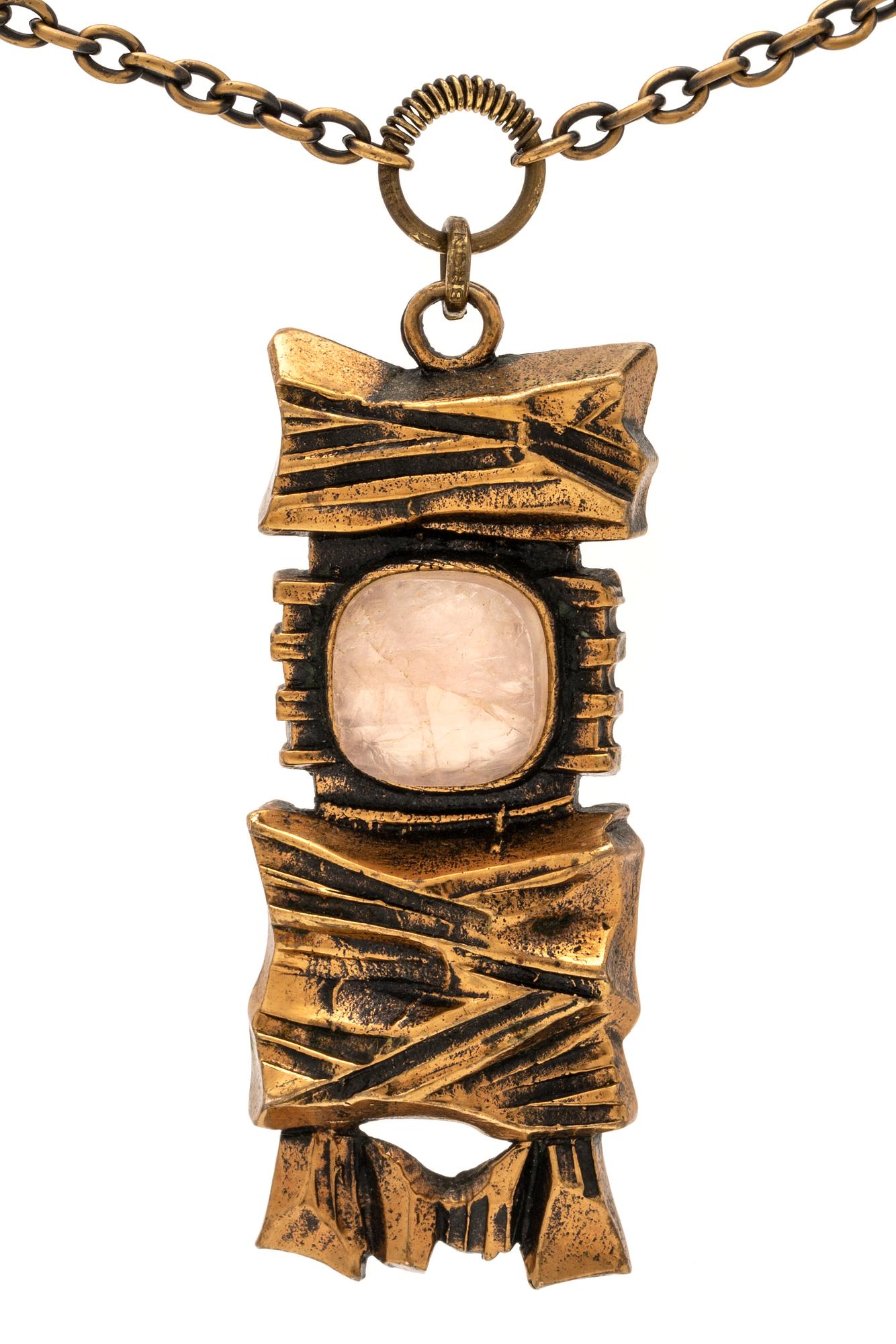 Penttii Sarpaneva halsband brons med rosenkvarts, total längd ca 70 cm, hänge ca 7 x 3 cm.