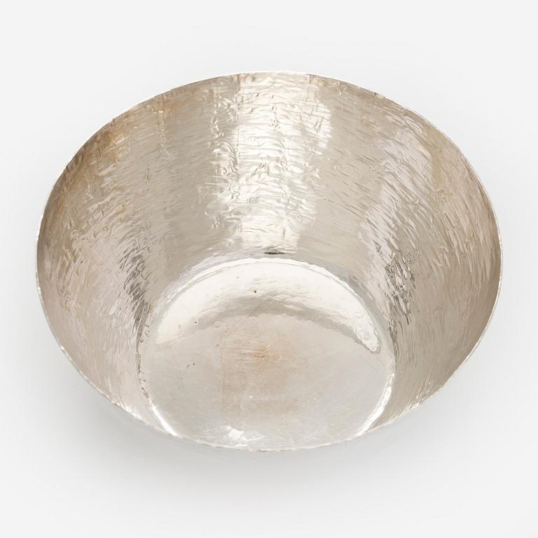 Tapio Wirkkala, malja ja pikareita 2 kpl, sterlinghopeaa, Kultakeskus Hämeenlinna, 1970, 1974 ja 1979.