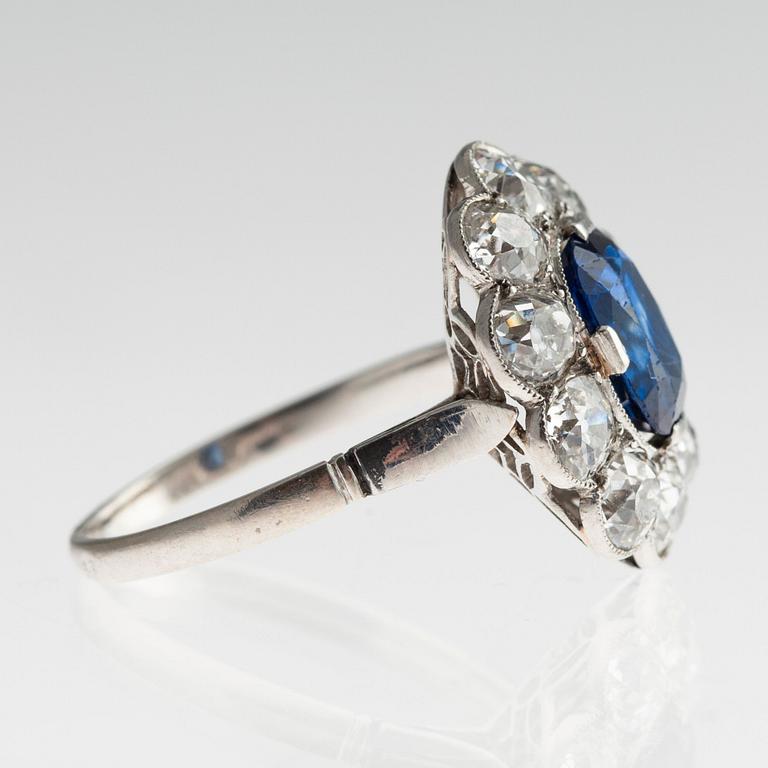 A RING, sapphire c. 2.5 ct, old cut diamonds c. 2.5 ct. Size 17. Weight 3,8 g.