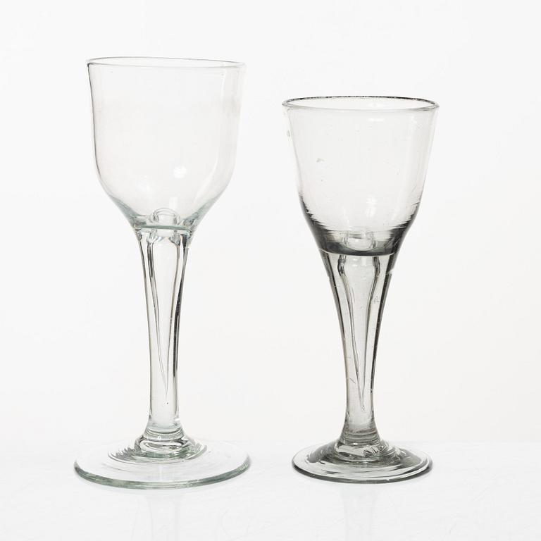 Starkvinsglas, 2 st, snarlika, 1700-tal.