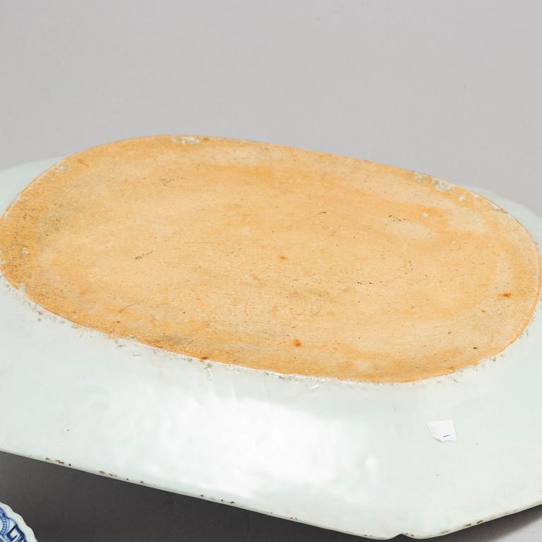 A blue and white export serving dish and a pair of plates, Qing dynasty, Qianlong (1736-95).