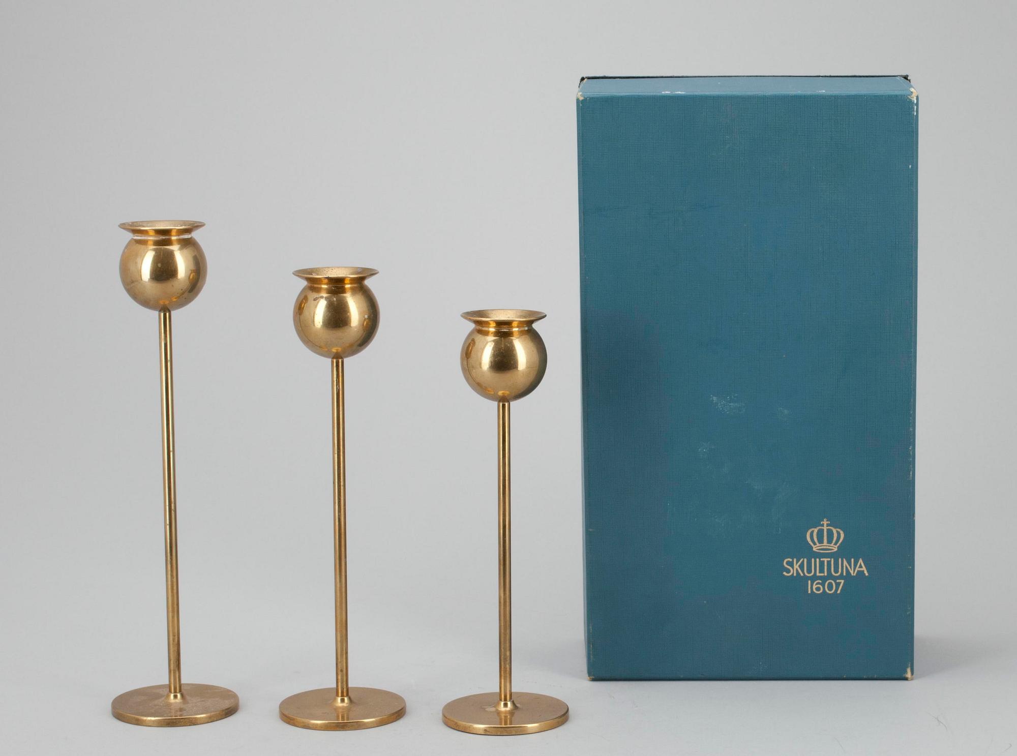 KYNTTILÄNJALKOJA, 3 kpl, messinkiä, Skultuna,  1900-luvun loppupuoli.