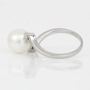 RING, 14K vitguld med odlad saltvattenspärla och små diamanter. Vikt ca 3,43 g.