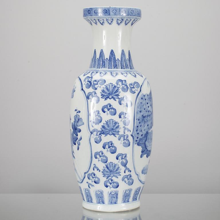 GOLVVAS, porslin, Kina 1900-tal.