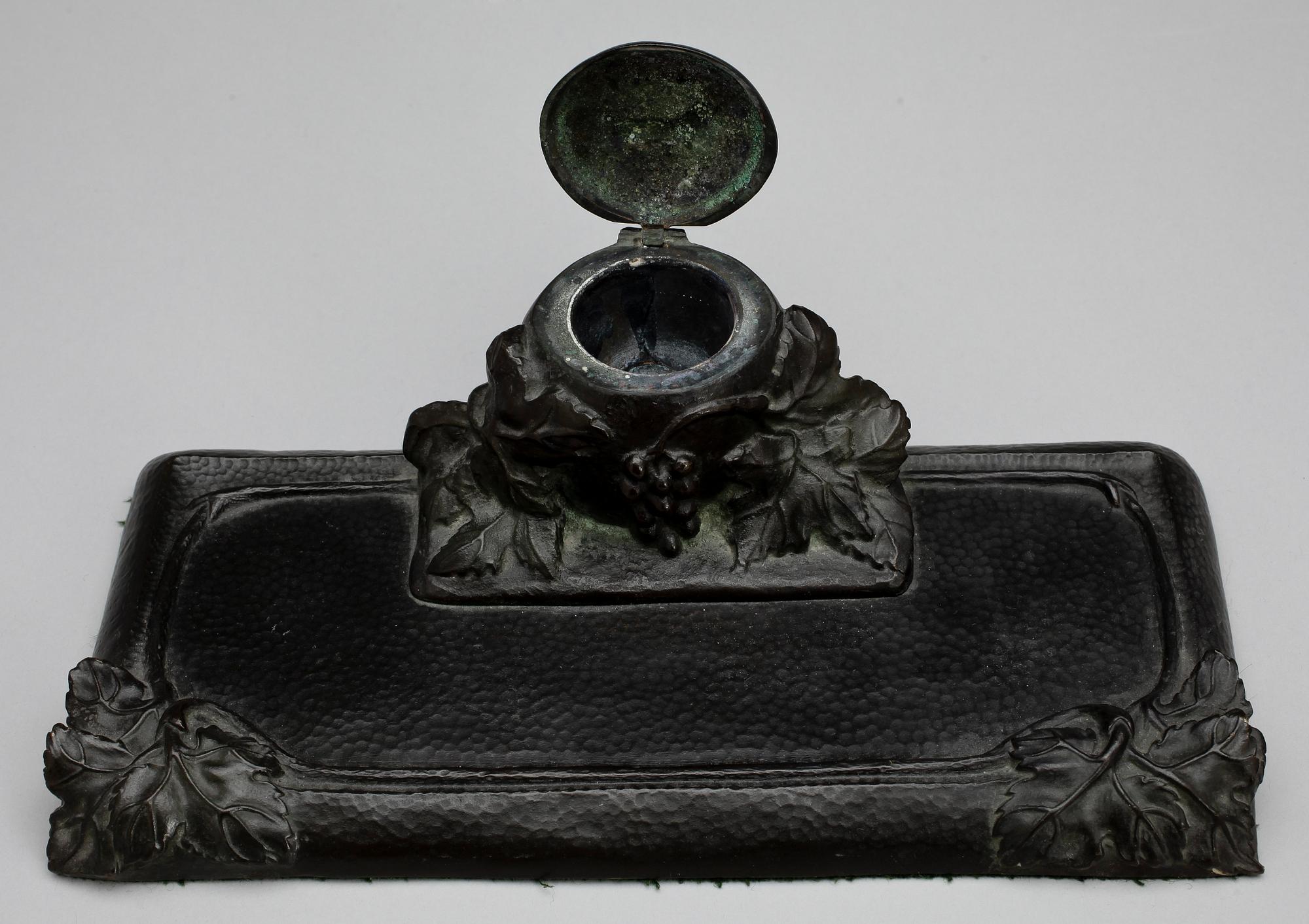 SKRIVSTÄLL, brons, jugend, omkring sekelskiftet 1800/1900-tal. E. Engström.