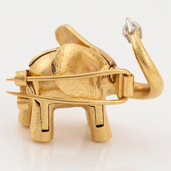 An Ole Lynggaard elephant clasp in 18K gold.