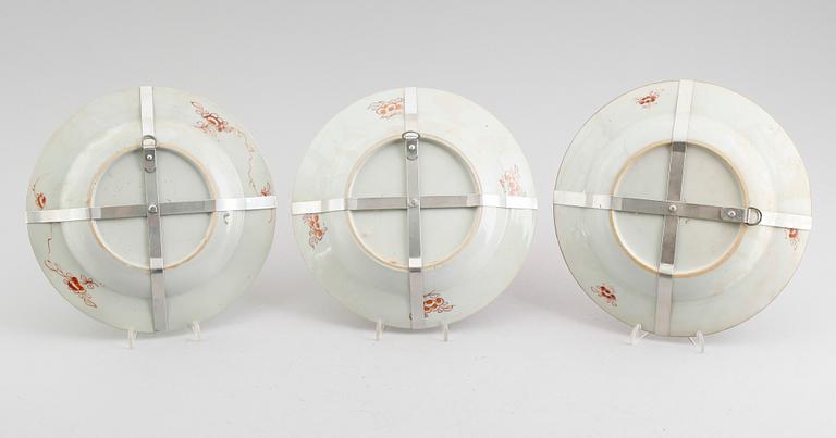 TALLRIKAR, 3 st snarlika, porslin, Kina, Qianlong 1736-1795.