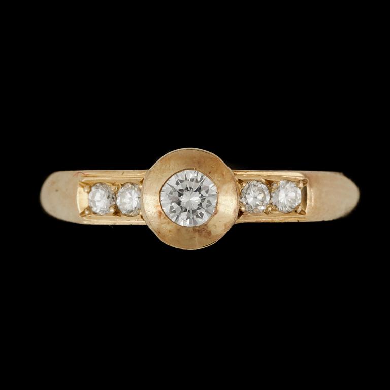 RING, lägst 18k guld med briljantslipade diamanter tot ca0,27ct. Vikt 3,7g.