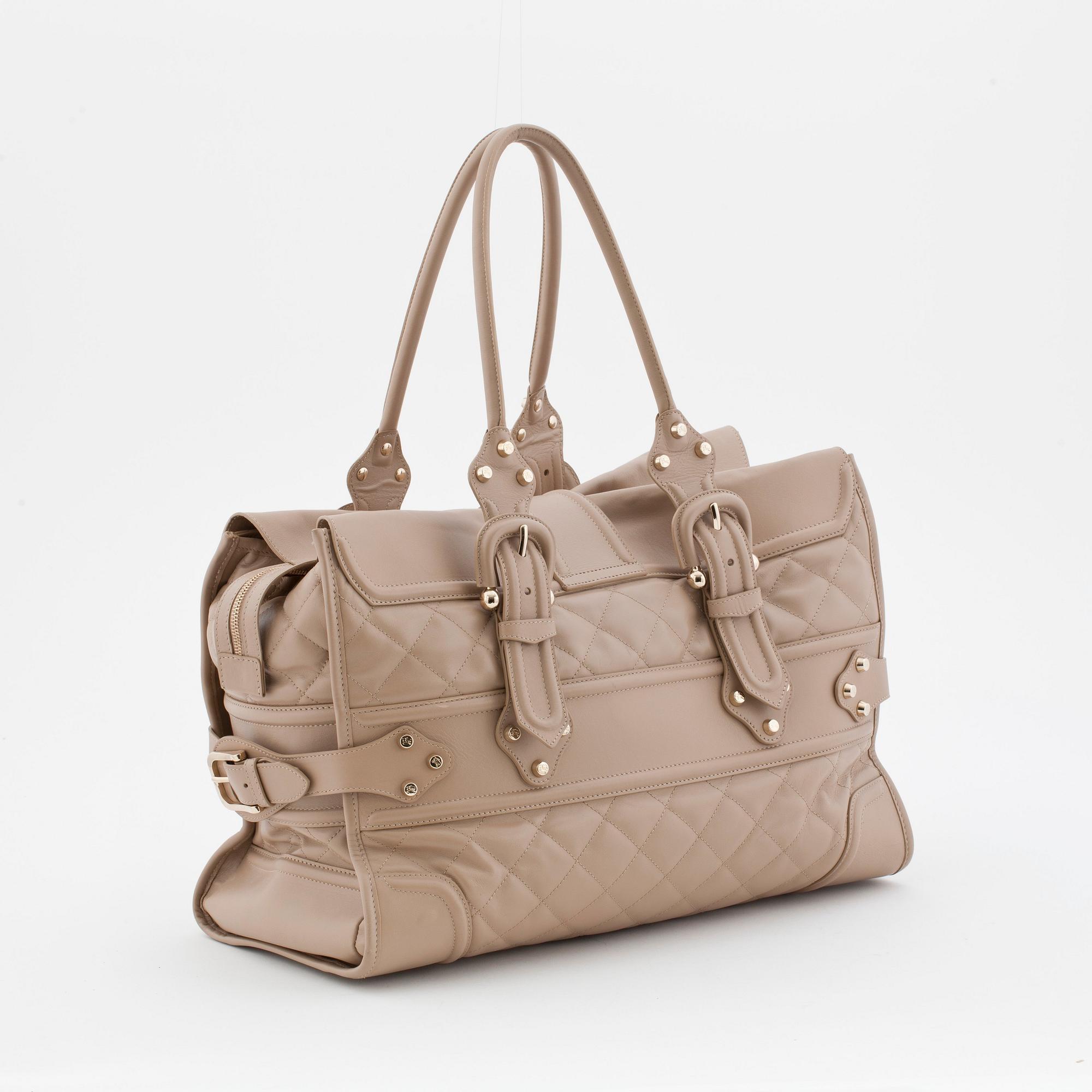 BURBERRY a beige leather weekend bag. Bukowskis