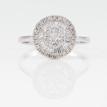 RING, 18K vitguld samt olikslipade diamanter tot ca 0.49 ct.