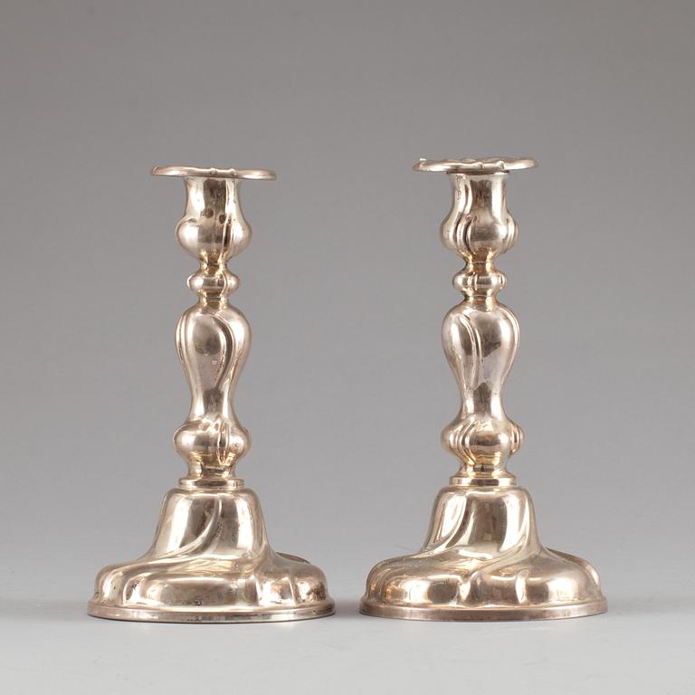 LJUSSTAKAR, ett par, silver. Rokokostil. 1900-tal.