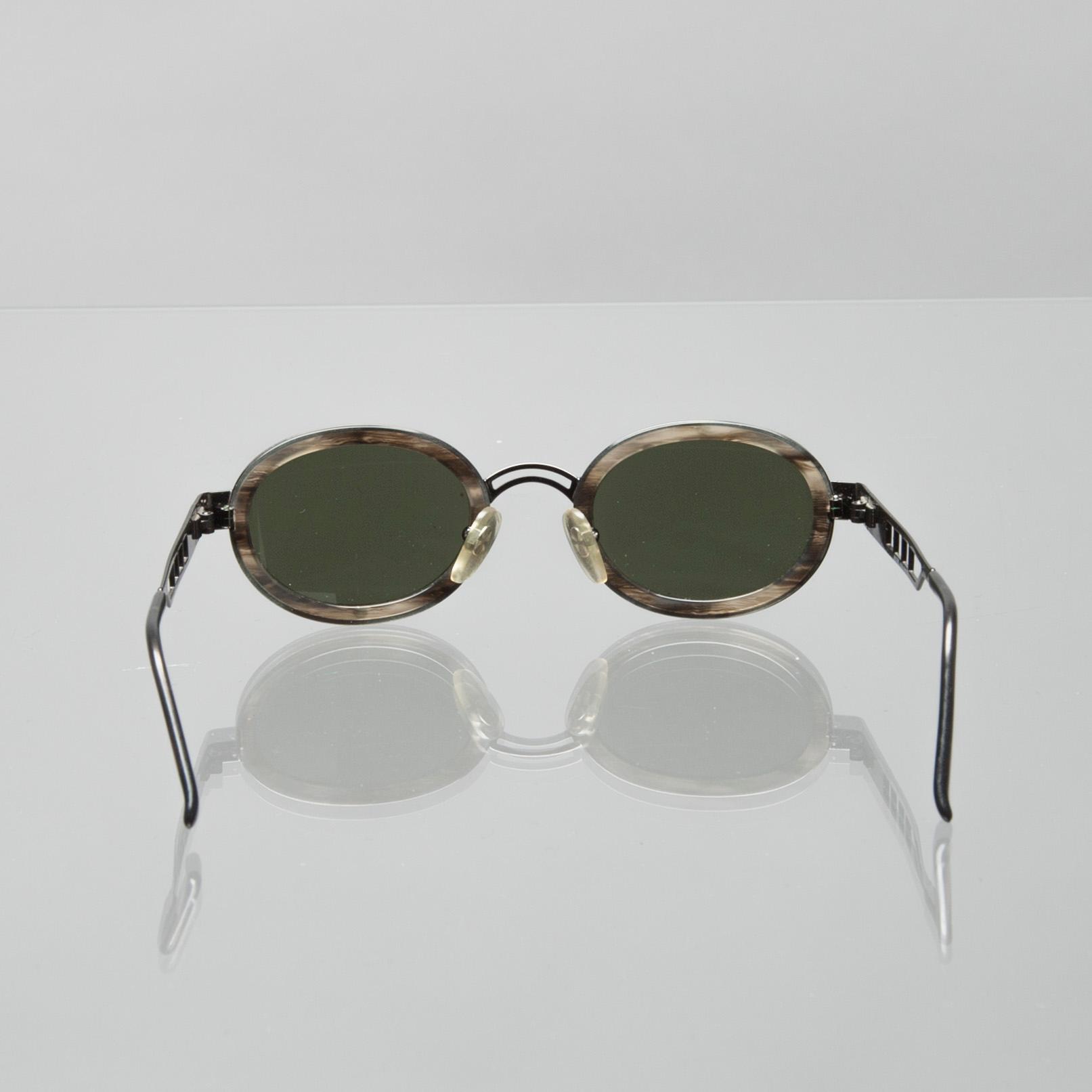 SOLGLASÖGON, Moschino.