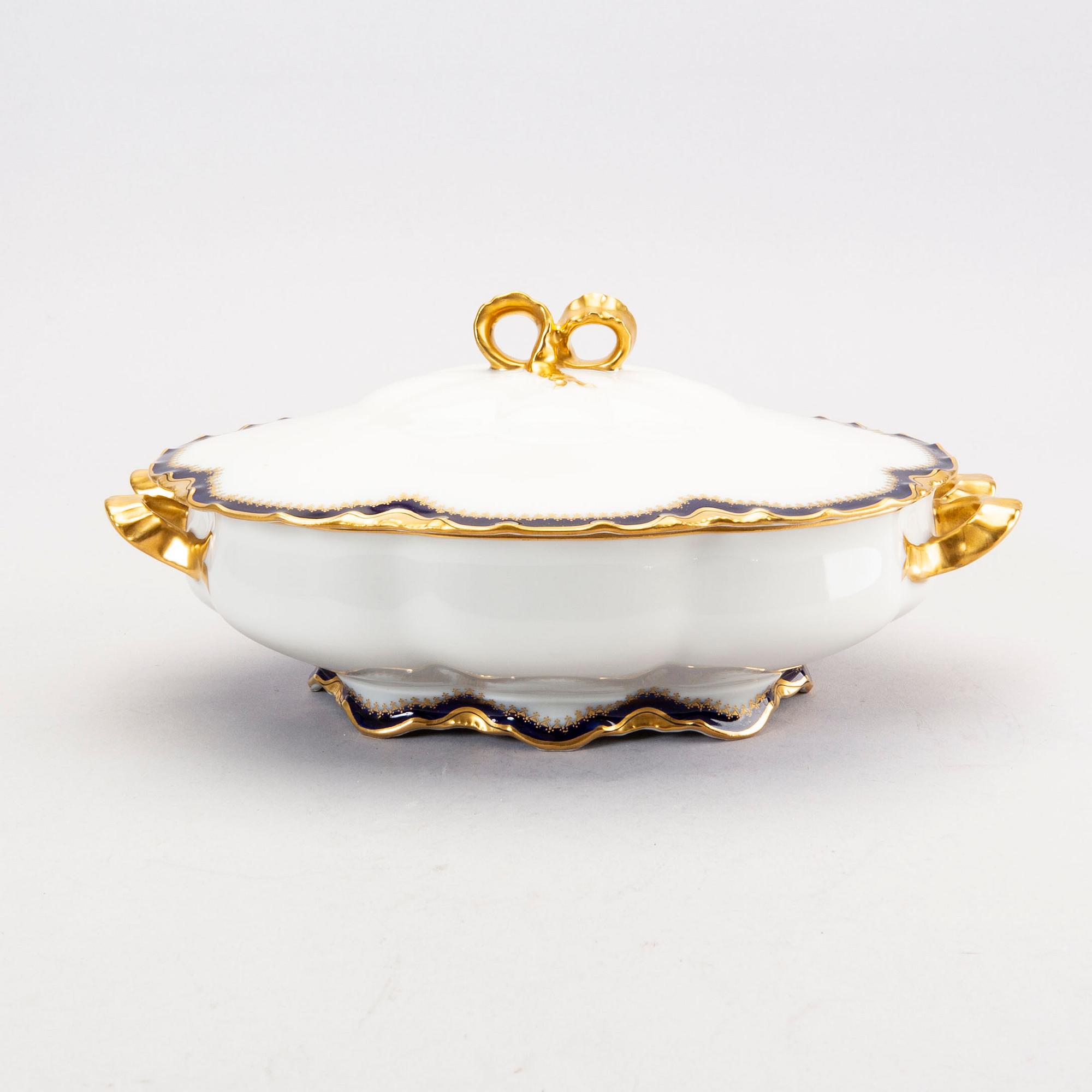 A 122 pcs of Limoges porcelain dinner service.