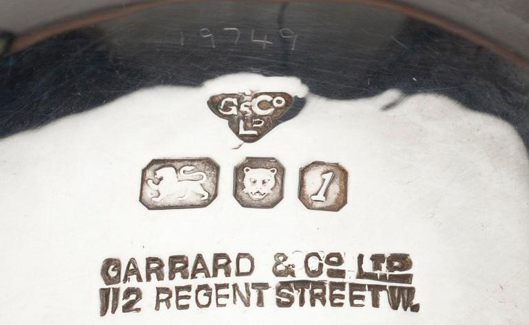 SALTSTRÖARE samt 2 st. SALTKAR, silver, London 1960-tal samt Birmingham 1912. Vikt 216 g.