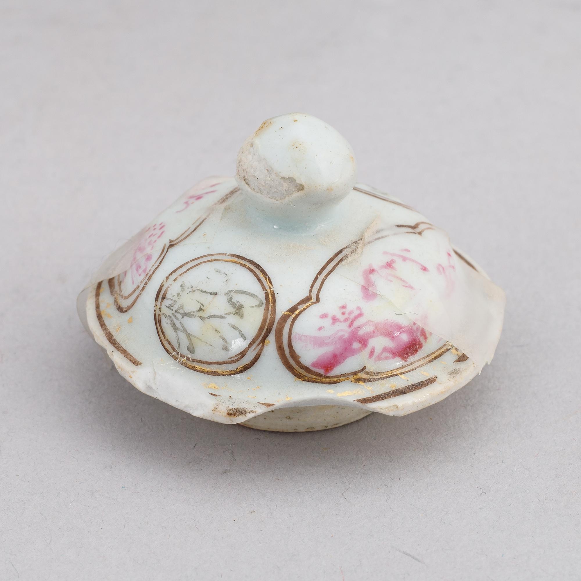 A group of Chinese porcelain, Qing dynasty, Kangxi, Qianlong, 18th and 19th century. Six pieces.