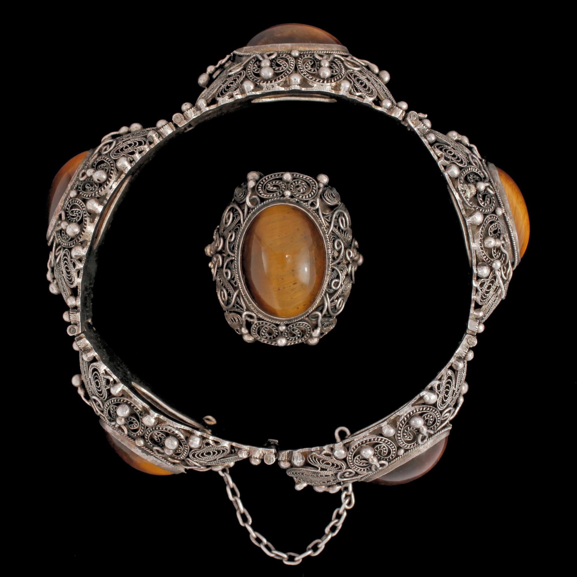 ARMLÄNK samt RING, silver med cabochonslipat tigeröga, 1900-talets andra hälft.
