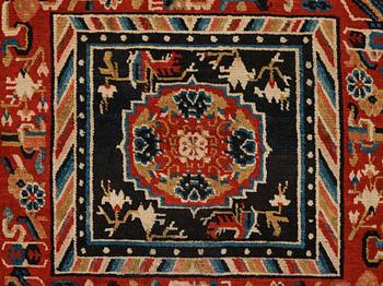 MEDITATIONSMATTA, semiantik Tibetansk, ca 63,5-64,5 x 68,5-70 cm (samt sidorna med 5 cm tygskoning).