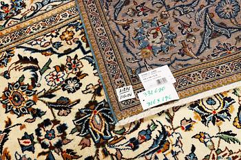 A Kashan carpet, a. 316 x 196 cm.