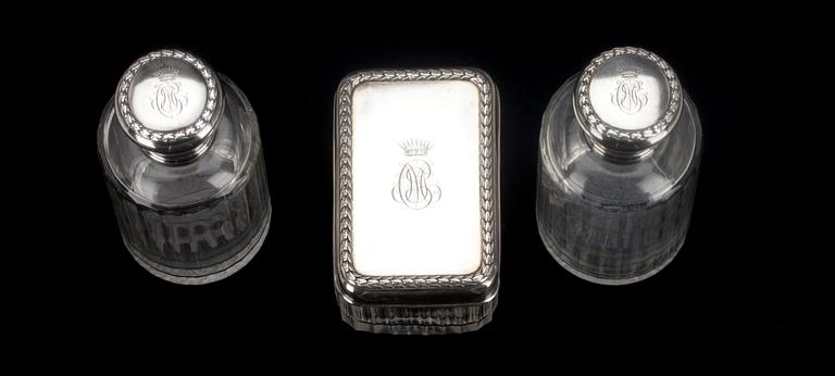 TOILETTSET, 3 delar, silver, samt glas, Frankrike 1800-senare hälft. Silvervikt ca 141,9 g.