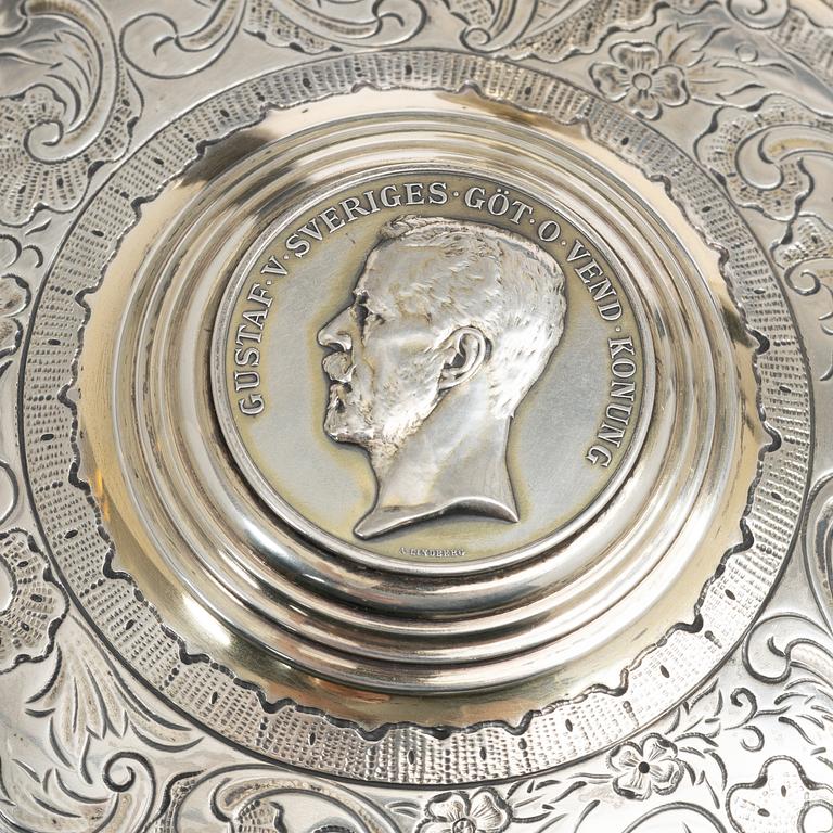 C.G. Hallberg, Dryckeskanna, silver, Stockholm 1928.