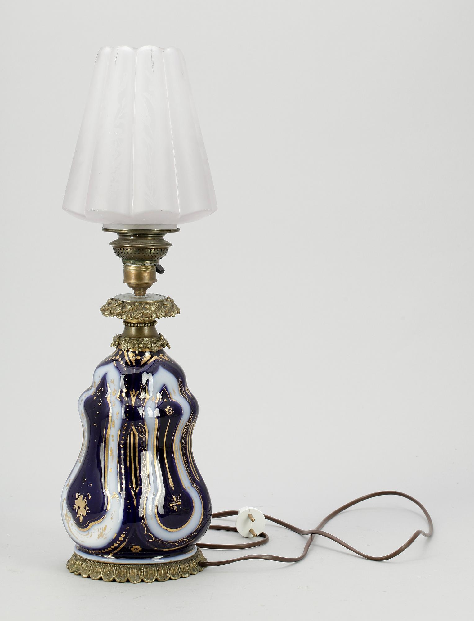 BORDS/FOTOGENLAMPA, porslin och mässing, omkring sekelskiftet 1900.