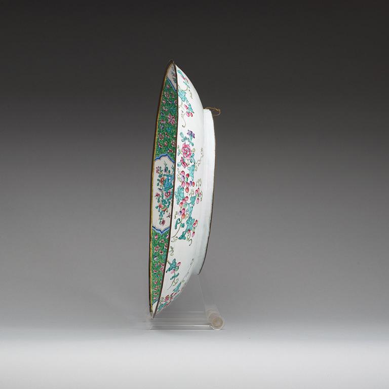 A large enamel on copper dish, late Qing dynasty (1644-1912).