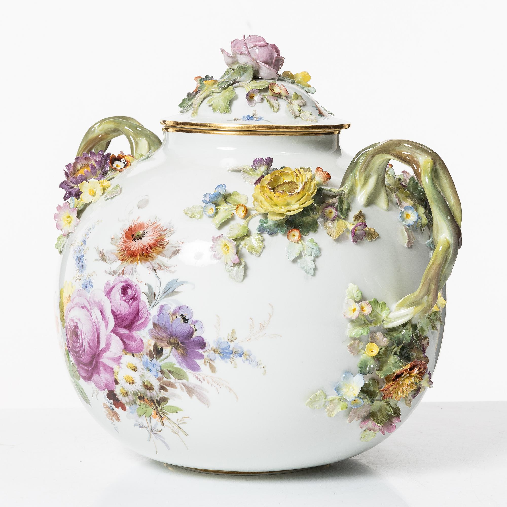 Meissen, a lided porcelain vase, first half of the 20th century.