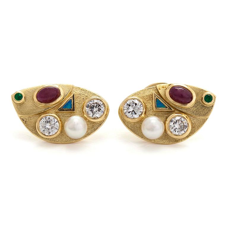 Örhängen, briljantslipade diamanter, fasettslipade smaragder, cabochonslipade rubiner, opaler, pärlor, 18K guld.