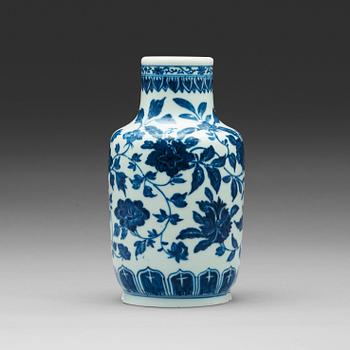 367. A blue and white vase, Qing dynasty, 19th Century.