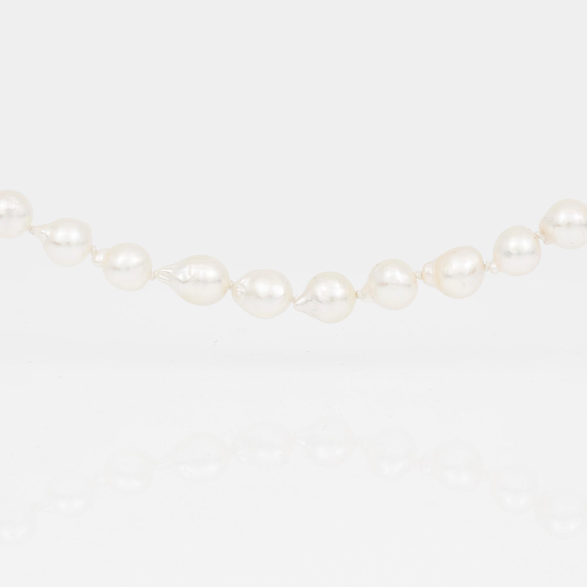 PÄRLCOLLIER, med något gula och rosafärgade barocka droppformade pärlor och förgyllt silverlås.