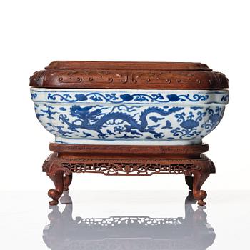 A blue and white quatrefoil dragon box with wooden cover and stand, Ming dynasty, Wanli mark and period (1573-1620).