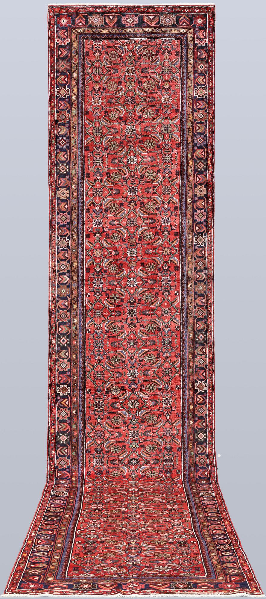 A Hamadan runner, approx. 510 x 107 cm.