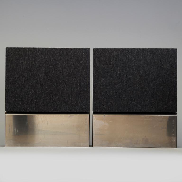 A Danish BeoCenter 2300 stereo CD player speakers, design David Lewis. 

Manufactured: 1991 - 2000
Designer: David Lewis.