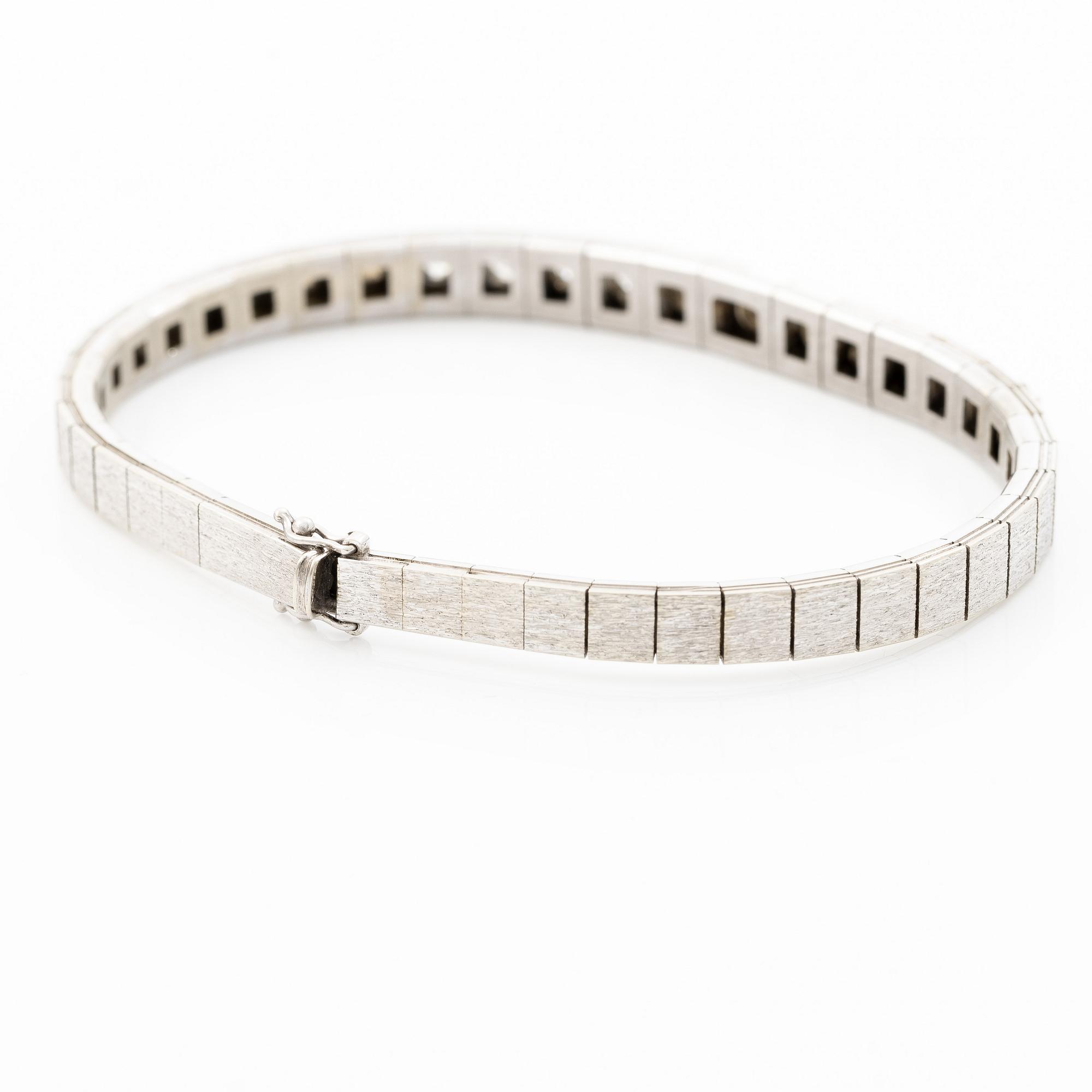 Bracelet 18K white gold with brilliant-cut diamonds.