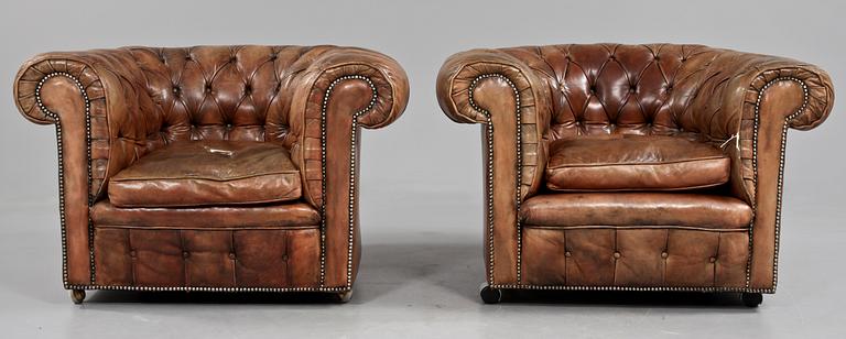 FÅTÖLJER, ett par, Chesterfield-modell, 1900-talets andra hälft.