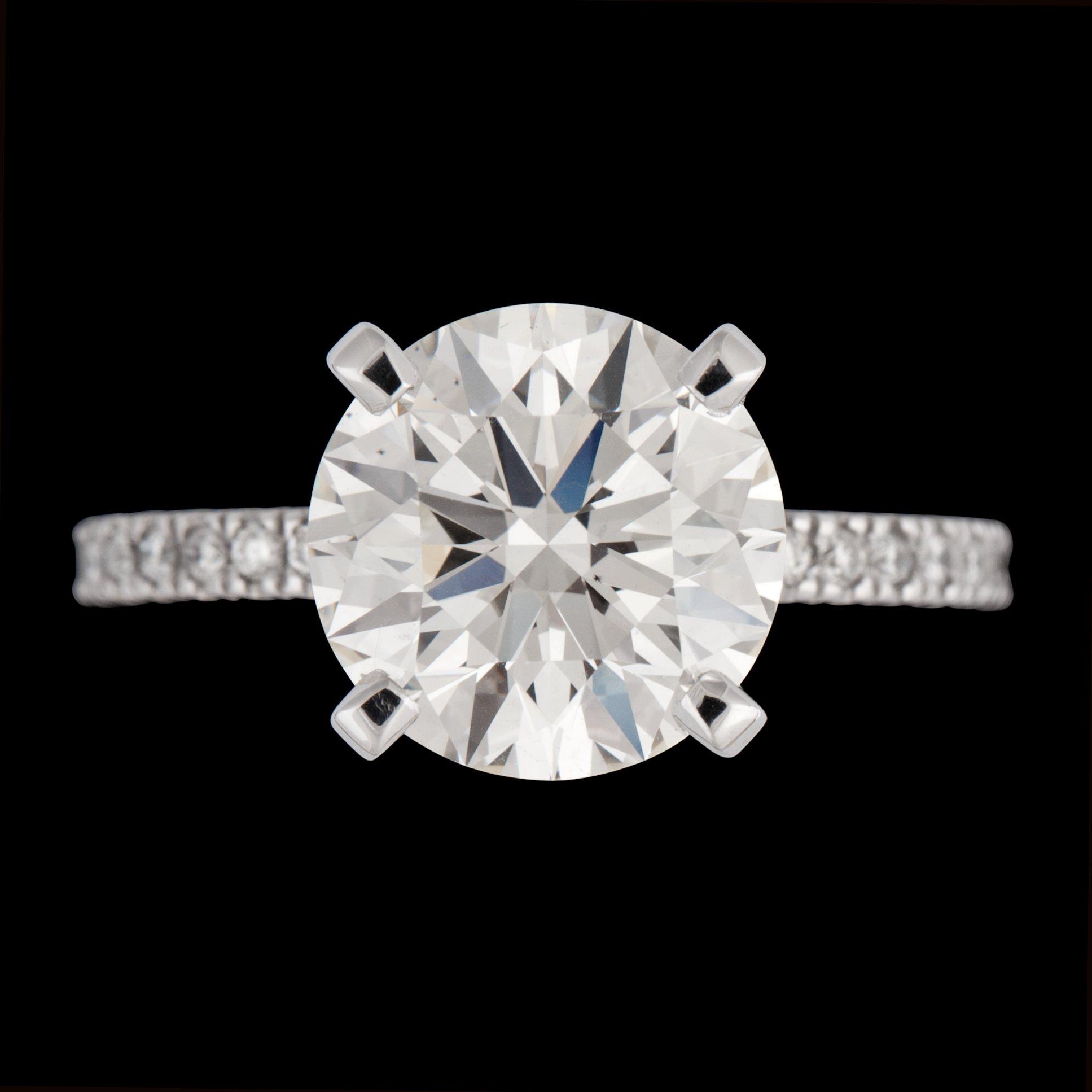 A brilliant cut diamond ring, 4.10 cts, and smaller brilliant cut diamonds, tot. 0.36 cts.