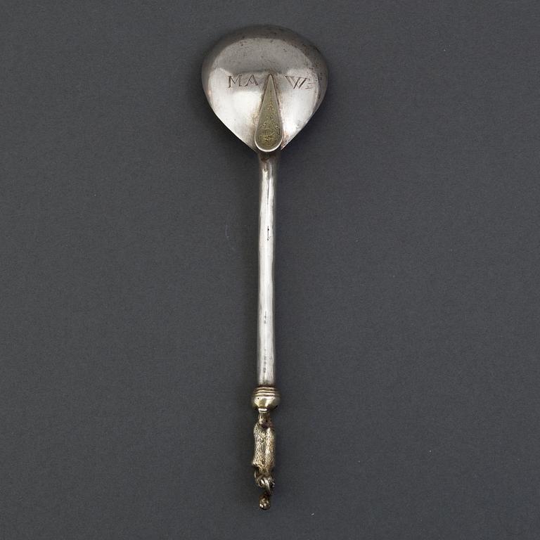 A 17th century parcel-gilt silver medicine-spoon, unmarked.