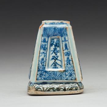 A blue and white joss stick holder, Qingdynasty, 19th Century.