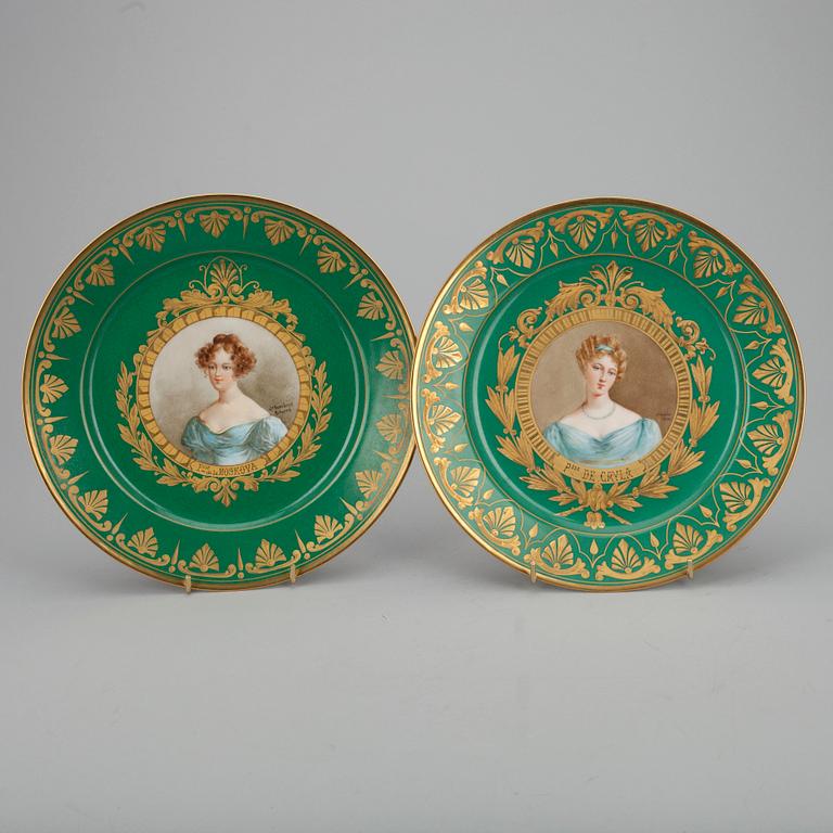 TALLRIKAR, 12 st, porslin. Tallrikarna, Sèvres 1804-1809, porträtten ca 1800-talets mitt.