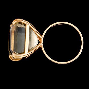 RING, 18K guld och gul sten, svenska stämplar, 1987. Vikt ca 12 g.