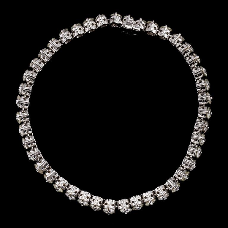 ARMBAND, 43 briljantslipade diamanter, tot. 9.48 ct.