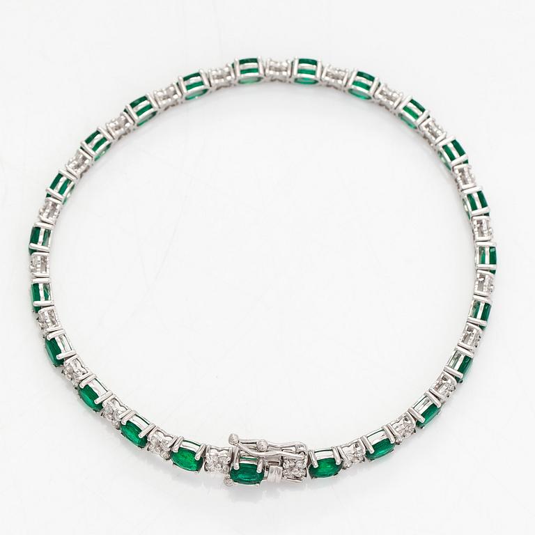 Rannekoru, 18K valkokultaa, smaragdeja ja timantteja.