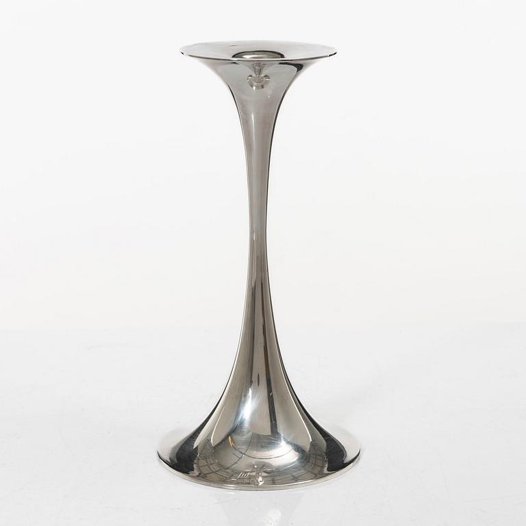 Tapio Wirkkala, Two Finnish sterling silver candlesticks, model 'Trumetti', marked TW, Kultakeskus, Hämeenlinna 1972 and 1974.