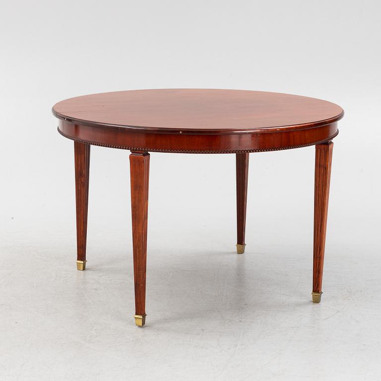 A mahogany veneered dining table, 20th Century.