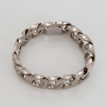 An 18K white gold bracelet set with round brilliant-cut diamonds.