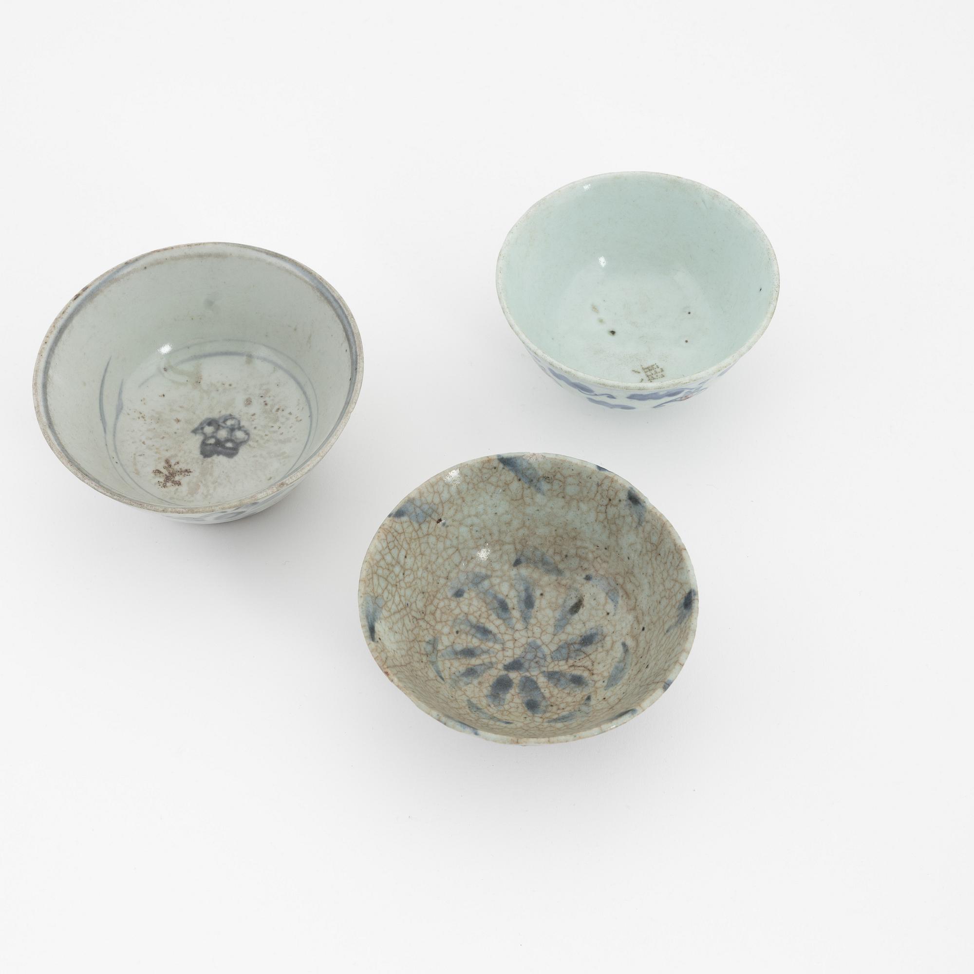 A Chinese blue and white box with cover, Ming dynasty, 17th century and three bowls, Southeast Asia, 19th/20th century.