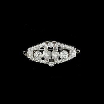 LÅS / BROSCH, 18k vitguld med olikslipade diamanter, större diamanter dia ca2,5-4,7mm. Vikt 8g.